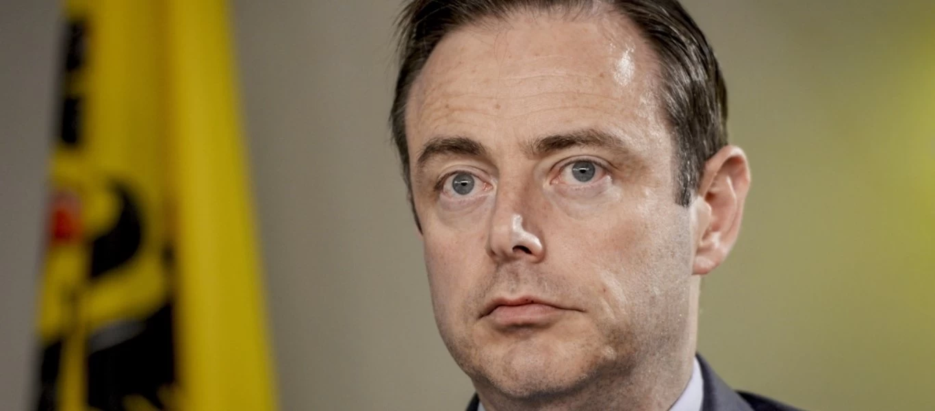 Βέλγιο: Επικό βίντεο με τον δήμαρχο Αμβέρσας να δίνει συνέντευξη χωρίς παντελόνι (βίντεο)